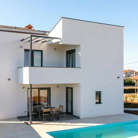 Villa Gali With Pool Near Pula