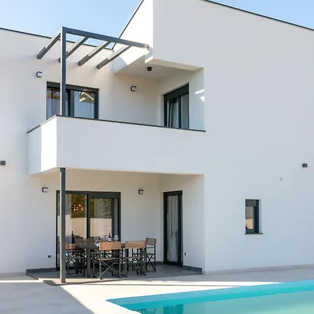 Gali With Pool Near Pula Vila Valbandon